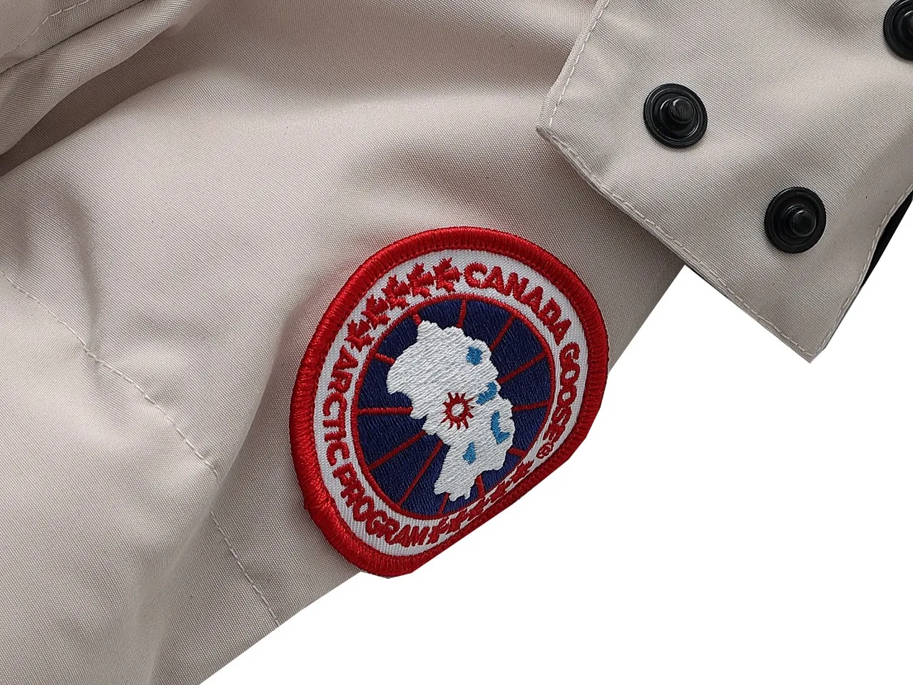 P840 Canada Goose Canada Goose #Expedition04 Parker, a treasure of Canadian origin! Limited supply worldwide! Canada Goose Model 04 is a top-notch couple model. The polar cold-proof outdoor series fur collar detachable hooded parka down jacket is the first Goose in 2024. I hope my partners will like it. Peak quality. I hope everyone can identify it together! The most popular cool items of the Big Goose family in 2024 are online. The same popular product of Yi Yang Qianxi is said to be a joint limited edition Big Goose that cannot be bought in autumn and winter. If you dislike the sameness of the Big Goose in the past, then this model will definitely give you a different experience! This year's most powerful couple's collection for autumn and winter is online, a top-notch luxurious ready-to-wear style, paired with an outdoor warm down jacket with great style and charm! The most standard and classic items of the Daye family in the past two years are equipped with unique reflective stripes for embellishment, which further shows the high-end fashion performance effect. With the embellishment of hardware buckles, it has excellent performance effect. The upper body is clean, simple and elegant, even for urban leisure. It is suitable for various occasions. Designed with large pockets, this model has a large capacity and is equipped with reflective stripes, making it safer at night. It is suitable for various adventure activities. It is made of windproof and waterproof technical materials. The interior is filled with full white duck down, which is absolutely cold-proof and warm. It also has a stand-up collar design and fine fluff at the collar, with meticulous attention to detail! The charm of this model is also more spiritual, and the upper body has more temperament and specifications. It perfectly shows the ultra-high standard of fashionable performance of this model, integrating outdoor and life, and you can even create high-street wear! The most pinnacle limited-edition goose that we have presented so far, both in terms of design and detailed materials, it is completely outstanding. The grand and evergreen version design is matched with cool reflective elements. The overall appearance can be said to be quite high, and it has that kind of powerful outdoor performance! It combines high-end casual attributes with high-street style. It is high-grade, domineering, warm, and beautiful. The visibility of the upper body is quite strong, and the configuration of the owl element is highly brand-recognizable. The overall brand performance and visual effects are fully enhanced, and it also has the high-end sense of fashion and fashionable performance. It is a must-buy product because this is the most awesome down brand on the earth and one of Canada's three national treasure brands. It is also a very sentimental down luxury brand. In the field of polar cold-proof clothing, goose has made an irreplaceable contribution.. SIZE: XS S M L XL XXL Color: black, off-white, red, navy blue, gray